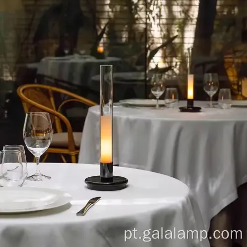 Lâmpada de mesa contemporânea com porta USB embutida